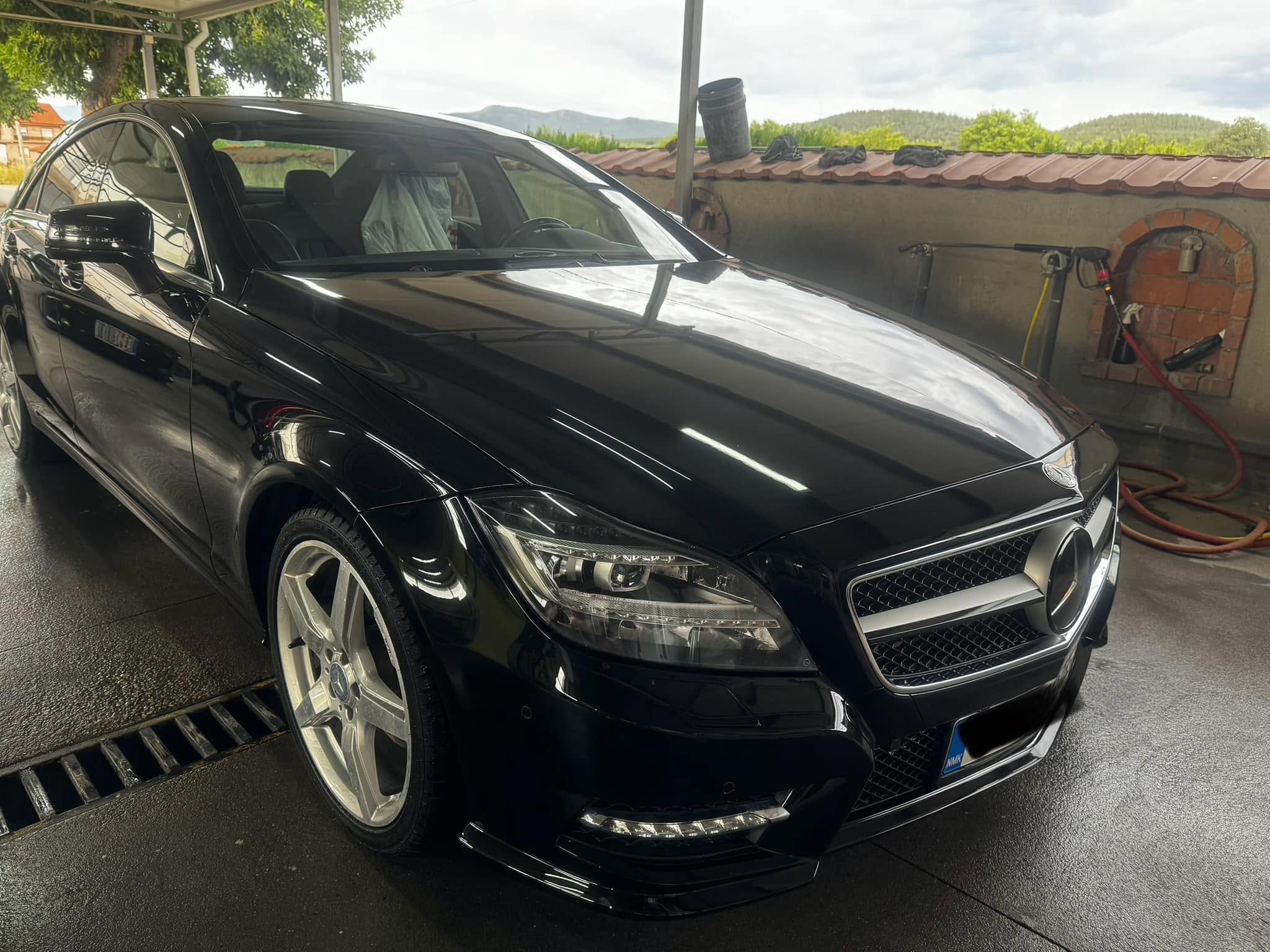 Црно Mercedes возило по миење и финална обработка