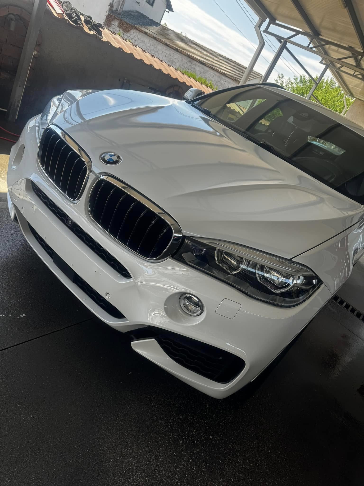 Бел BMW SUV по финална обработка и полирање