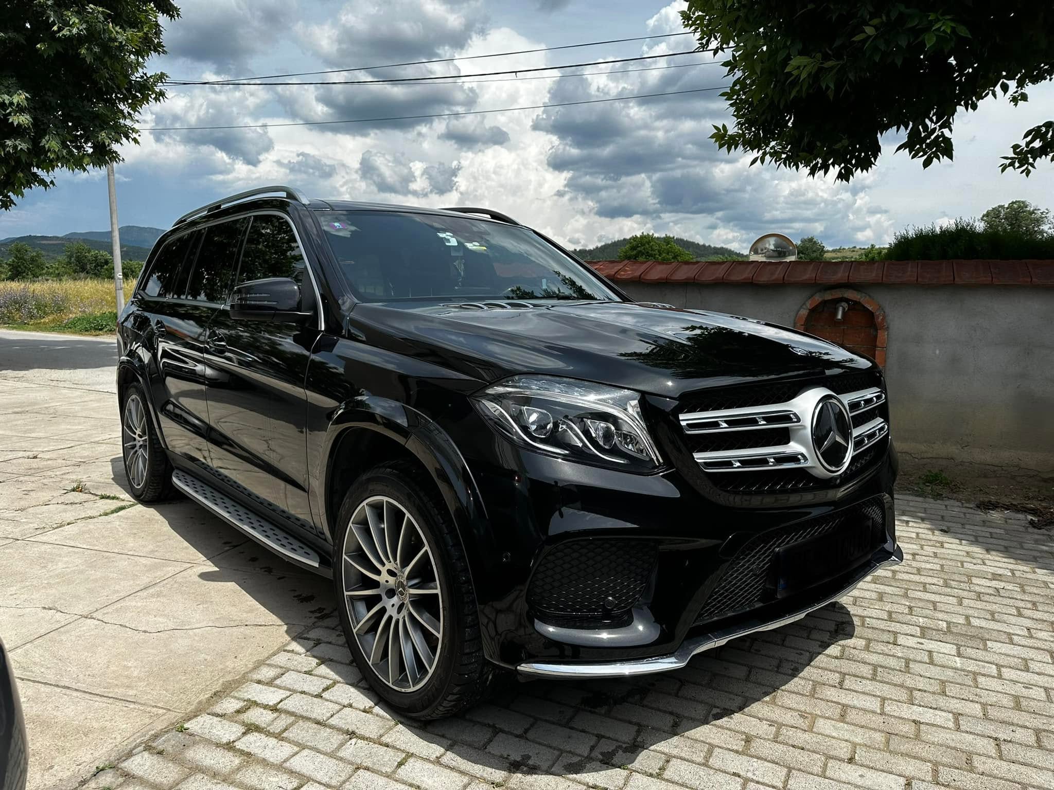 Црно Mercedes SUV со висок сјај
